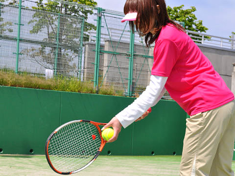 テニスする女性