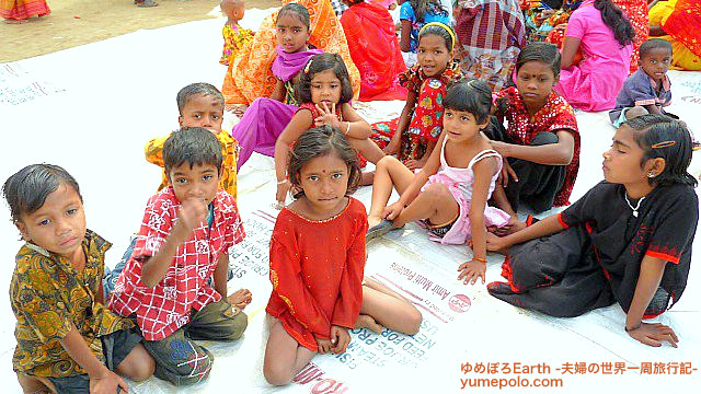 インドの祭り前の子供たち